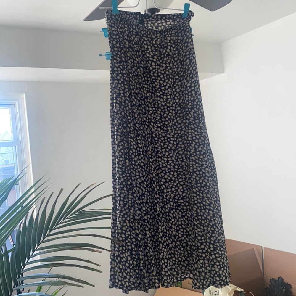 Cute midi skirt with daisy’s on from American eagle